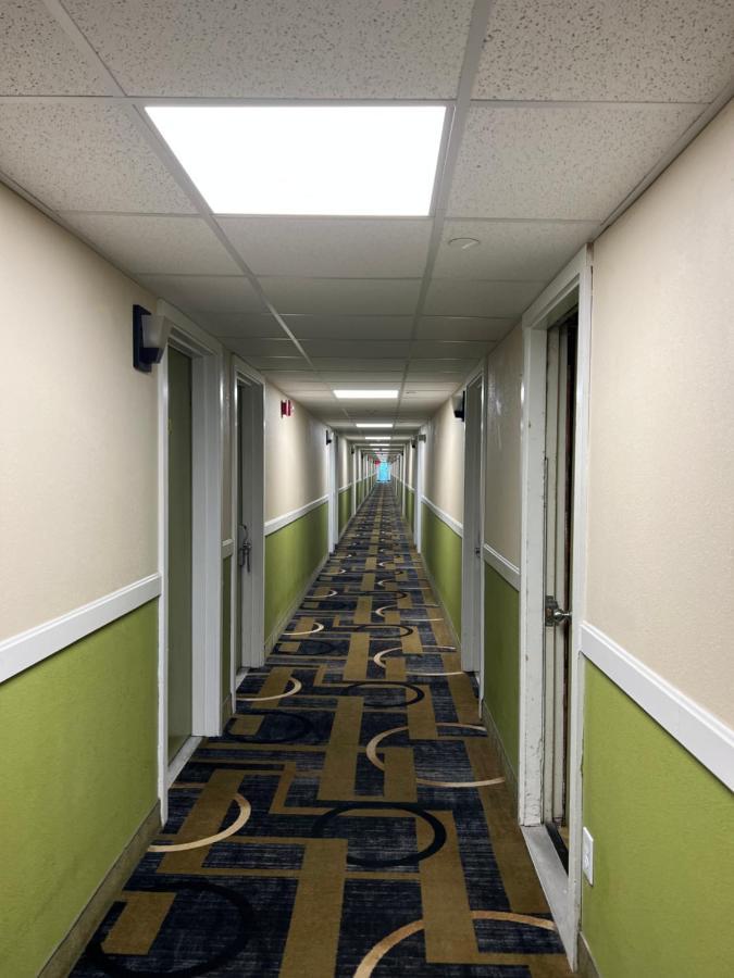 Super 8 By Wyndham Bangor Otel Dış mekan fotoğraf